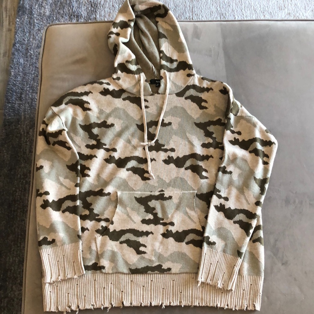 Camo sweater hoodie. Never worn. Excellent condition. Size s brand fate.
